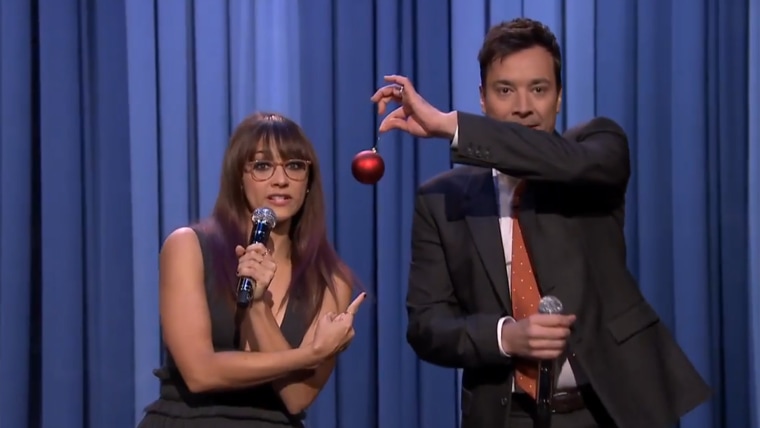 Jimmy Fallon Rashida Jones Sing Holiday Medley On Tonight Show