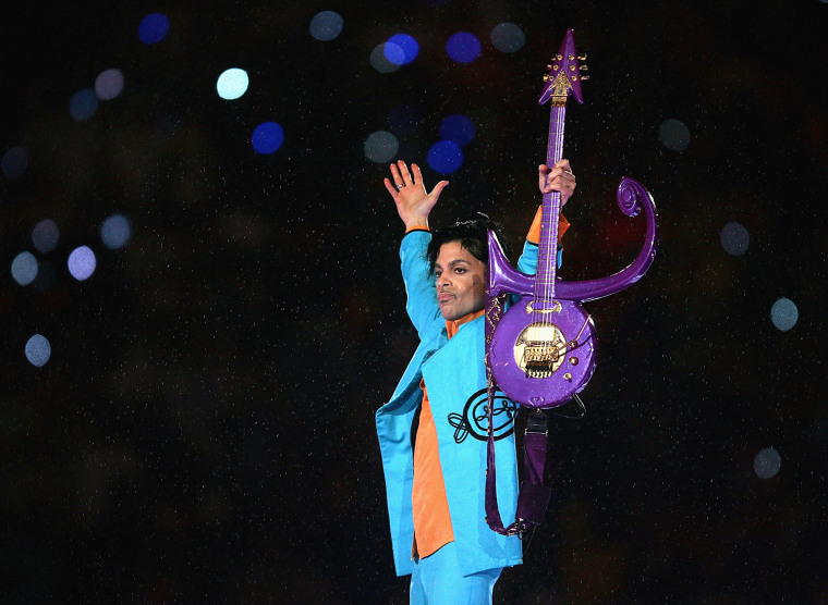 MIAMI GARDENS, FL - FEBRUARY 04:  Prince performs during the \"Pepsi Halftime Show\" at Super Bowl XLI between the Indianapolis Colts and the Chicago Be...
