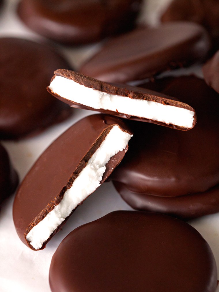 Homemade peppermint patties recipe from Deliciously Yum