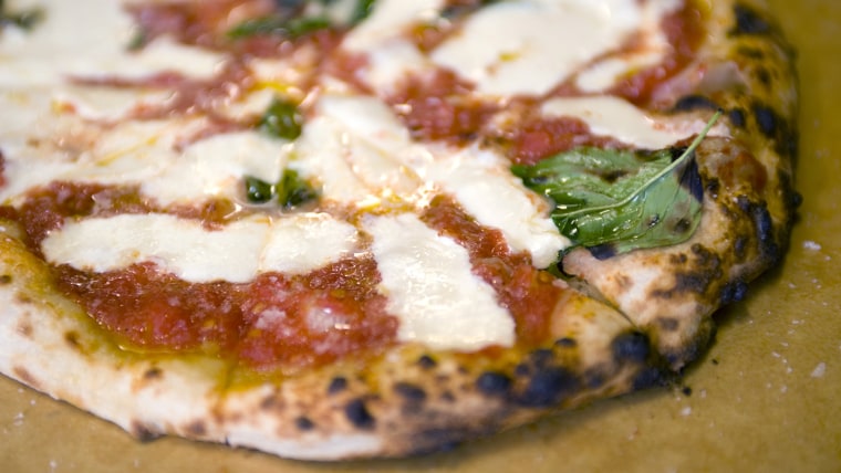 800 Degrees Margherita pizza