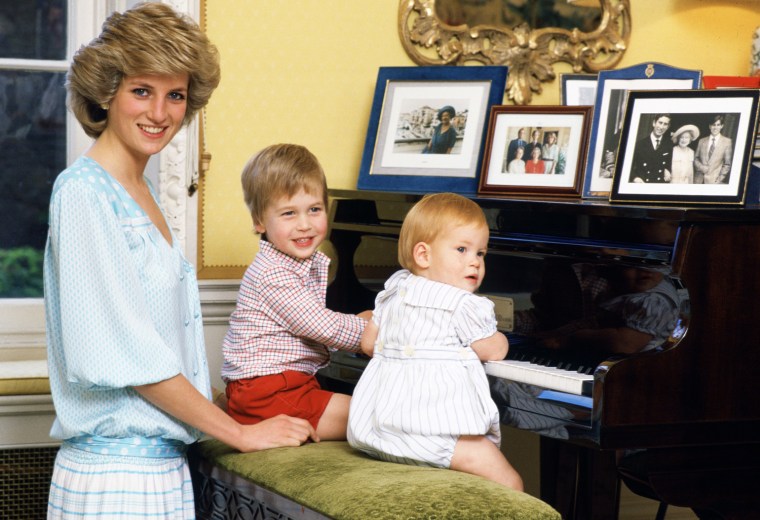 UNITED KINGDOM - OCTOBER 04:  Diana, Princess of Wales with her sons, Prince William and Prince Harry, at the piano in Kensington Palace  (Photo by Ti...