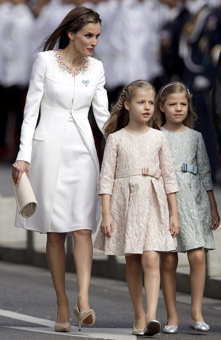 epa04266190 Spanish Queen Letizia (L) and her daughters Princess Leonor of Asturias (C) and Princess Sofia (R) arrive to the Parliament's Lower House,...