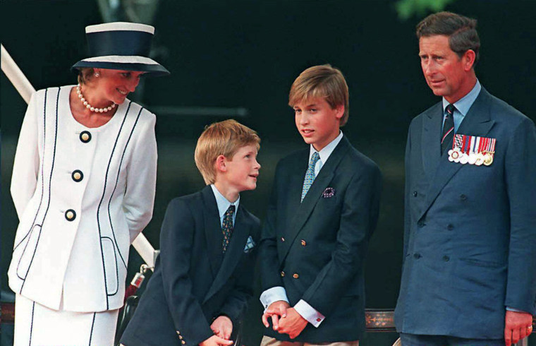 Princess Diana (L), Prince Harry, (2nd L) Prince William (2nd R) and Prince Charles (R) gather for the commemorations of VJ Day, 19 August 1995 in Lon...