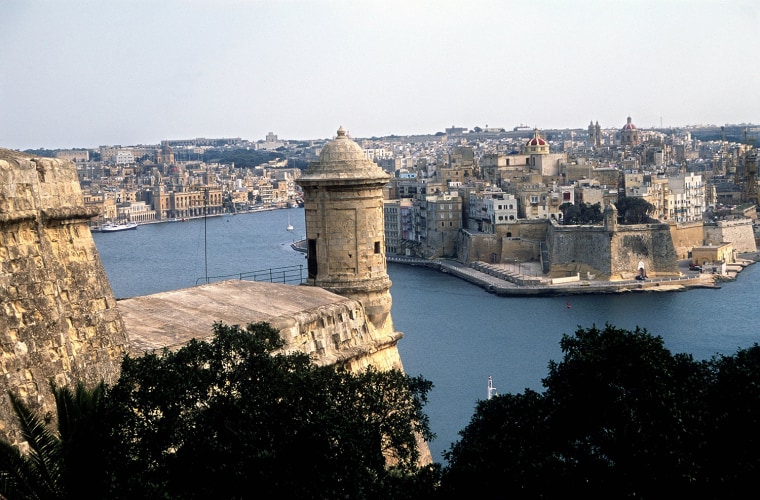 (dpa files) - A view from the Upper Barrakka Gardens to Valletta, the capital of Malta, March 2002. With a population of about 370,000 inhabitants, th...