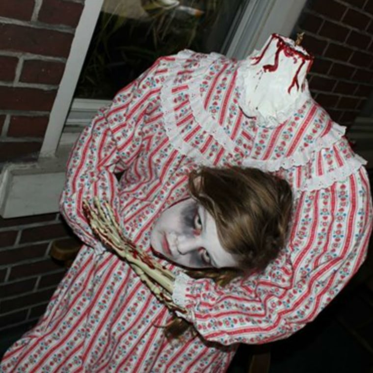 Niña disfrazada de zombie