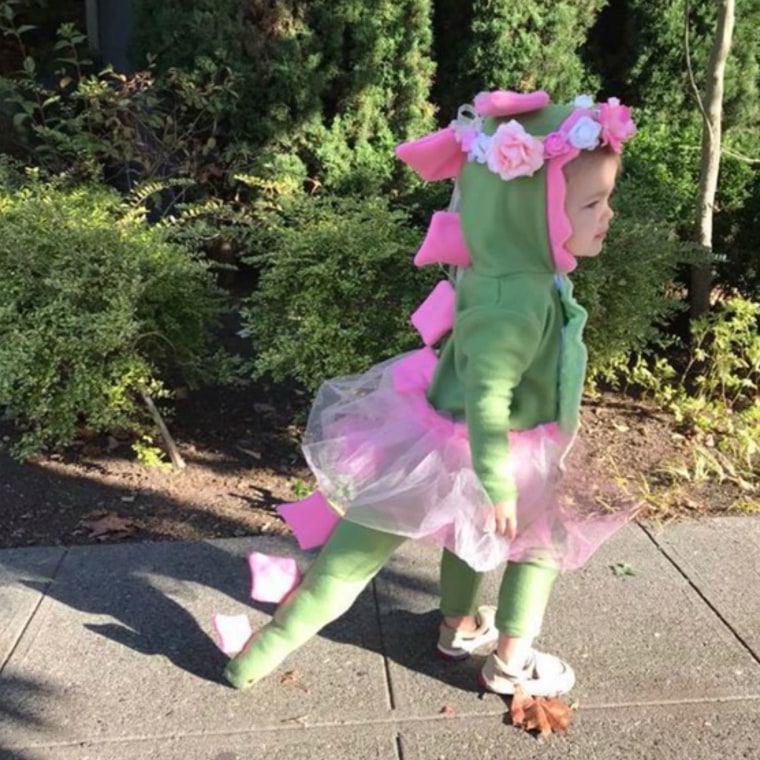 Niña disfrazada de princesa dinosaurio
