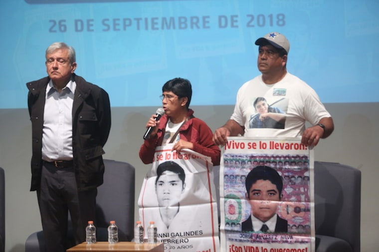 AMLO promete a los padres buscar la verdad sobre sus 43 hijos, hasta ...