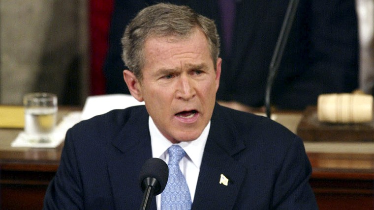 George W. Bush califica a Corea del Norte, Irán e Irak como el "eje del mal" durante su discurso del Estado de la Unión en el Capitolio, 29 de enero de 2002.