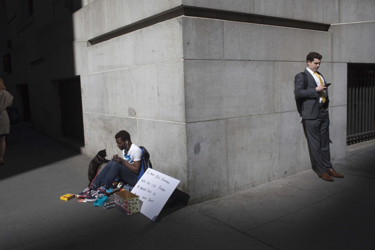 Turistas, banqueros y la prensa convergen en Wall Street mientras el Dow cae 1,800 puntos, una venta masiva de acciones por la propagación del coronavirus, 9 de marzo de 2020, Nueva York.