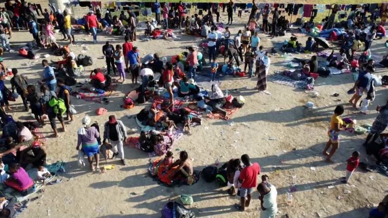 Migrantes esperan poder entrar a EE.UU. desde el Puente Internacional Del Río