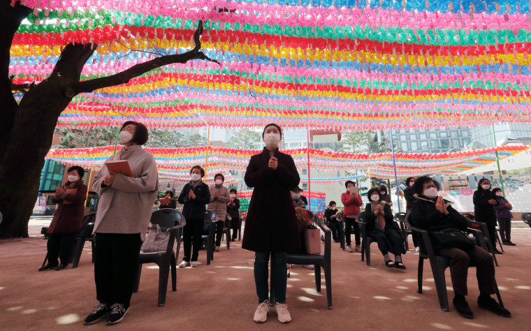 Creyentes budistas utilizan mascarillas durante un servicio en el templo de Chogyesa en Corea del Sur.