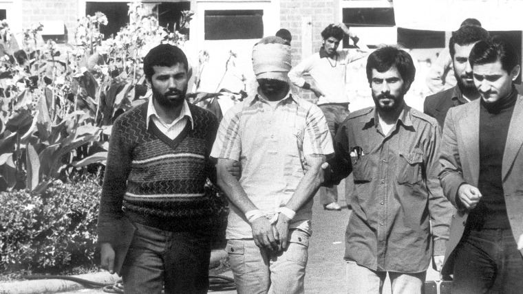 Con los ojos vendados y las manos atadas, uno de los rehenes retenidos en la Embajada de EE.UU. en Teherán, es presentado a la multitud por estudiantes iraníes el 8 de noviembre de 1979. Foto: AP
