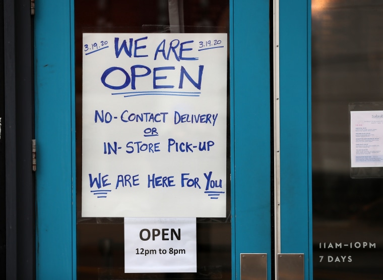 El restaurante Saloniki Greek en Fenway alerta a sus clientes que solo está abierto para domicilios y para llevar, en Boston, 20 de marzo de 2020. La compañía tuvo que despedir a la mayoría de sus empleados, inmigrantes, restaurantes