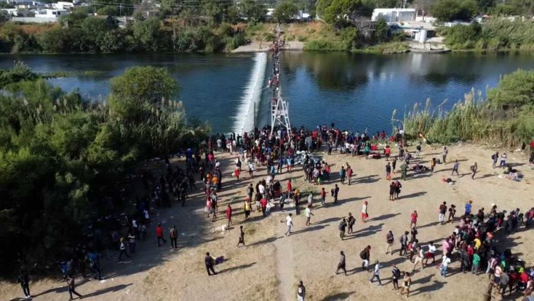 Vista aérea de la zona cercana al Puente Internacional Del Río, donde esperan miles de migrantes