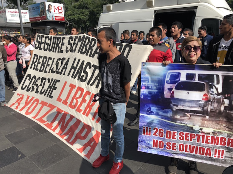 AMLO promete a los padres buscar la verdad sobre sus 43 hijos, hasta ...