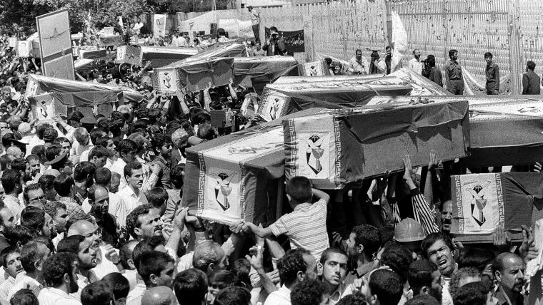 Personas en duelo llevan ataúdes por las calles de Teherán en un funeral masivo para las víctimas a bordo del Vuelo 655 de Iran Air, 7 de julio, 1988. Foto: AP/CP