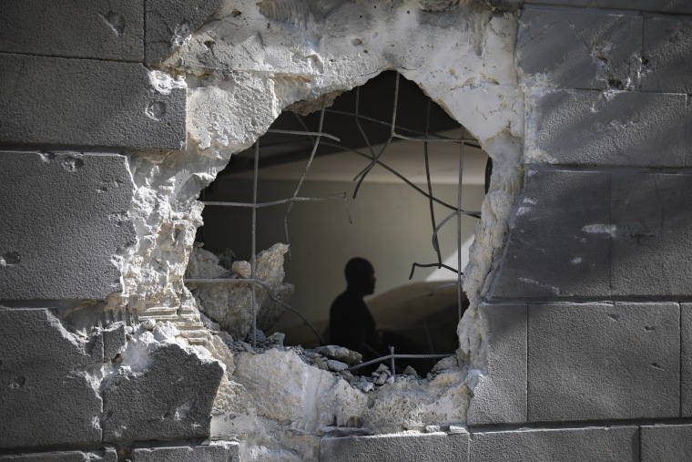Un edificio residencial tras ser golpeado por un cohete disparado desde la Franja de Gaza 