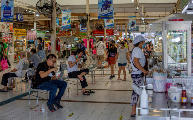 Residentes de Bangkok, Tailandia, en un centro comercial el primer día en que se levantaron algunas de las restricciones impuestas hace semanas para combatir la propagación del coronavirus.