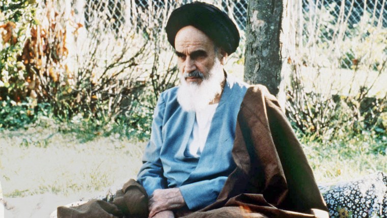 El ayatolá Ruhollah Khomeini, líder exiliado de la oposición musulmana chiíta al shah iraní Mohammed Reza Pahlevi, decidió buscar asilo político en un país musulmán no identificado en 1978.