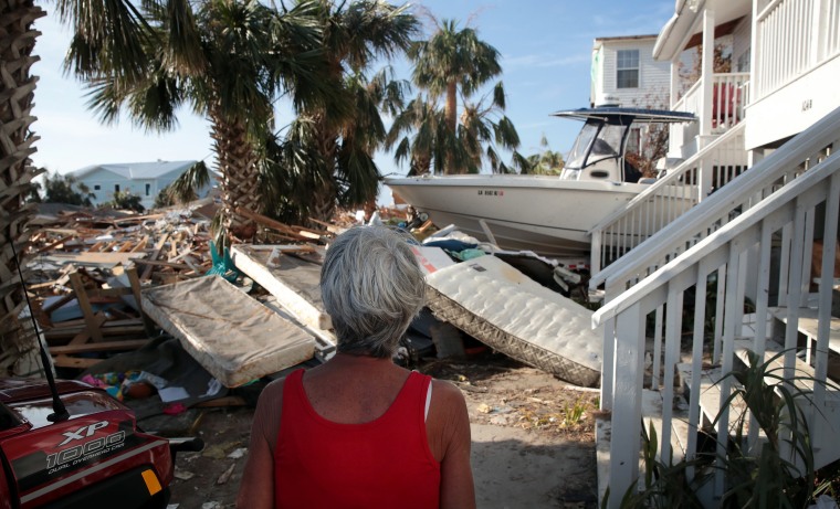 LeClaire Bryan observa los escombros apilados cerca de su casa tras el paso del huracán Michael en octubre de 2018 en Mexico Beach, Florida. El huracán Michael entró al panhandle de Florida como Categoría 4, causando daños masivos y cobrando más de 30 vid
