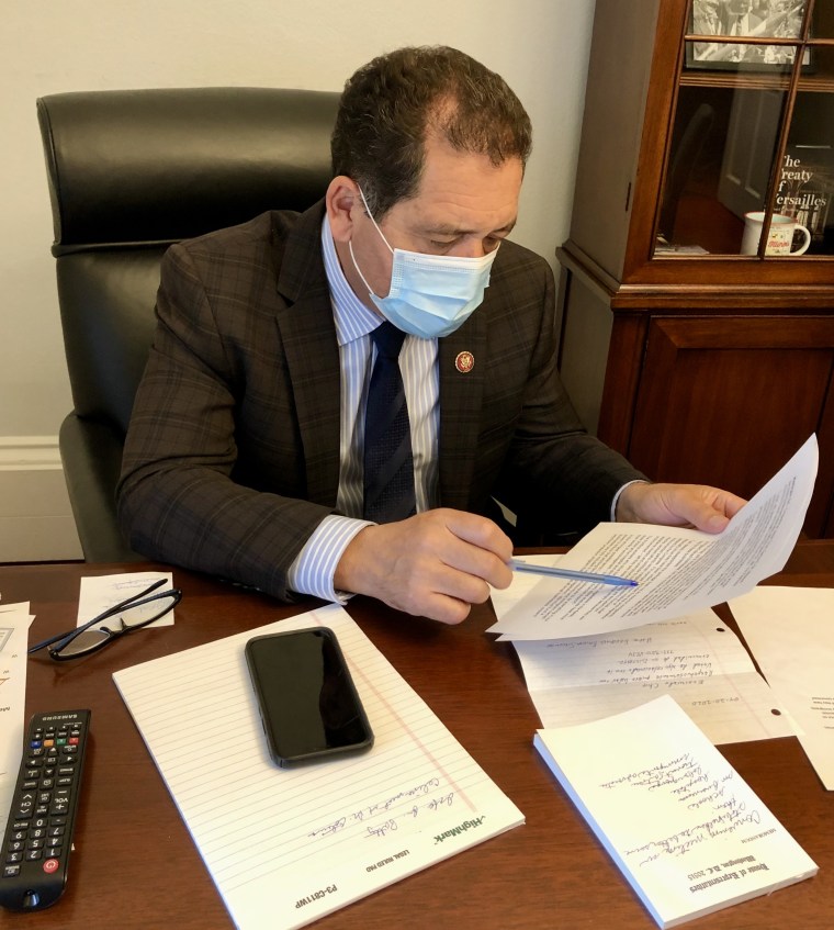 El congresista demócrata por Illinois, Jesús "Chuy" García, trabaja en su oficina en Washington siguiendo las medidas de protección contra el COVID-19