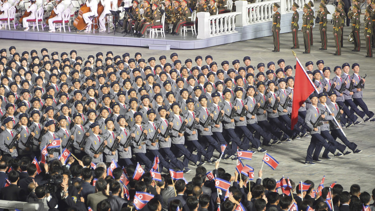 El desfile militar de Corea del Norte se hizo el miércoles por la noche. 