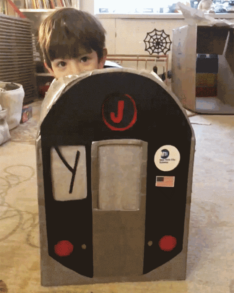Niño disfrazado de tren