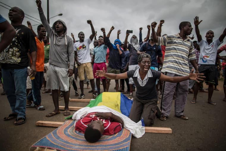 Image: A woman cries over the body of Axel Messa