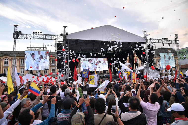 Image: TOPSHOT-COLOMBIA-CONFLICT-PEACE-CELEBRATIONS