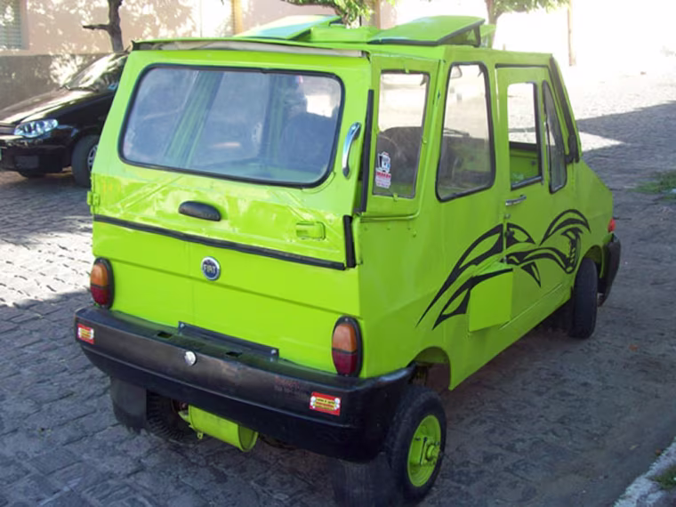 Image: Ex-homeless man builds car with hammer and chisel in Paraiba
