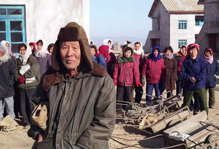 Residents of Taziri wait for Red Cross food suppli