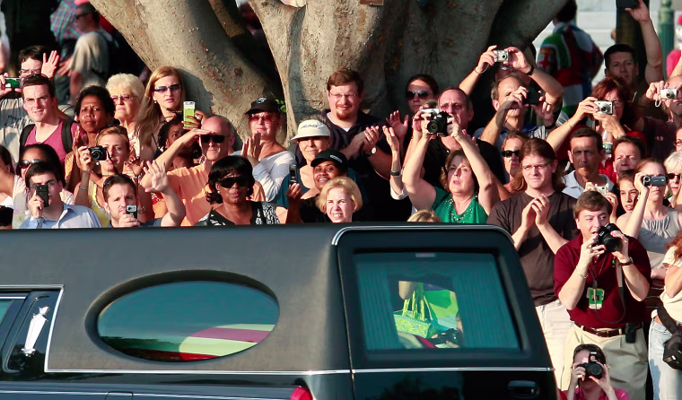 Image: People line the street as a hearse carrying Senator Edward Kennedy (D-MA) leaves the US Capitol