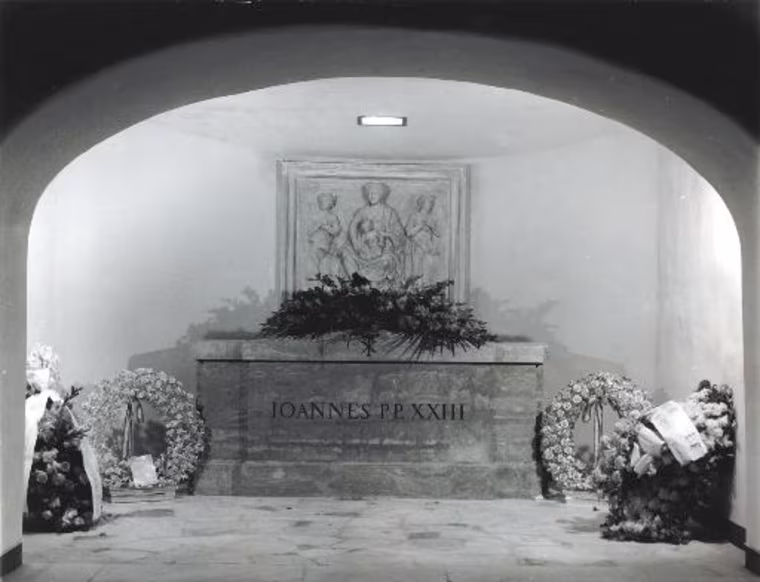 VATICAN POPE TOMB