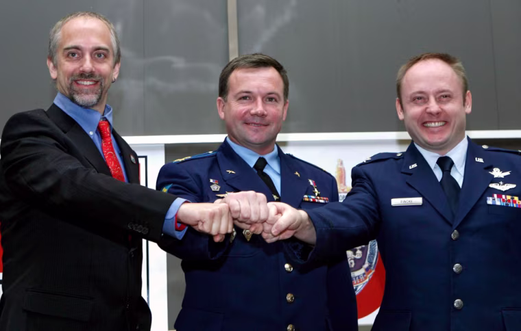 Image: US space tourist Richard Garriott, Russian commander Yuriy Lonchakov and NASA astronaut Michael Fincke at the cosmonaut training centre in Star City