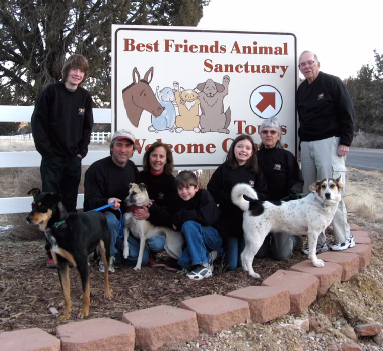 Image: Family volunteer vacationers