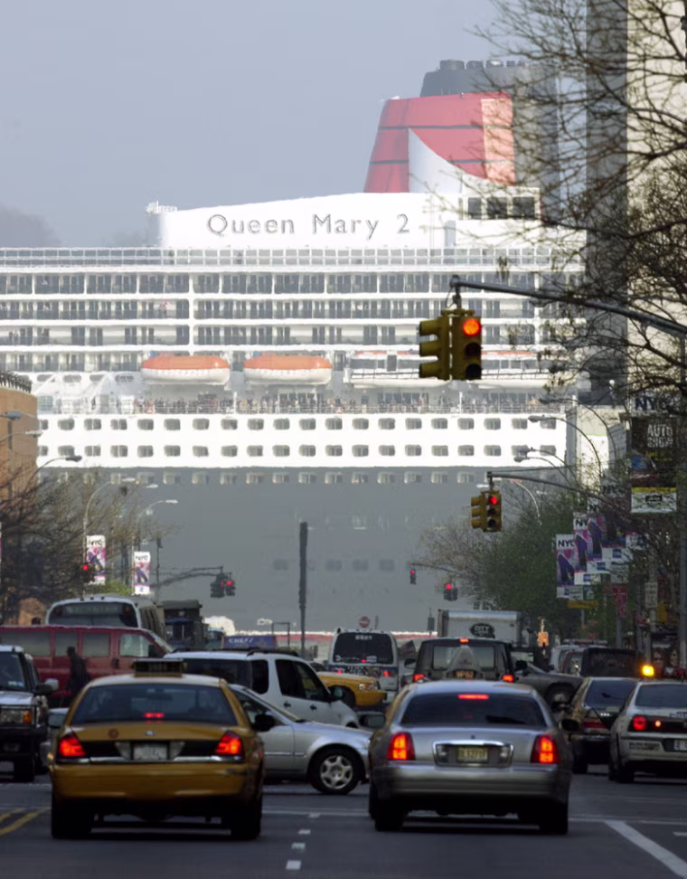 QUEEN MARY 2 ARRIVES IN NEW YORK PASSING 42ND STREET