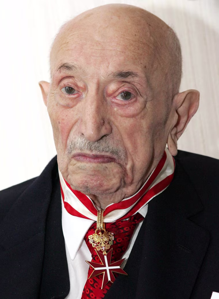 Simon Wiesenthal, the veteran Nazi hunter who helped bring over 1,100 Nazi war criminals to trial has died in Vienna at the age of 96