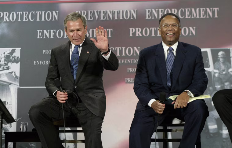US President George W. Bush (L) and Larr