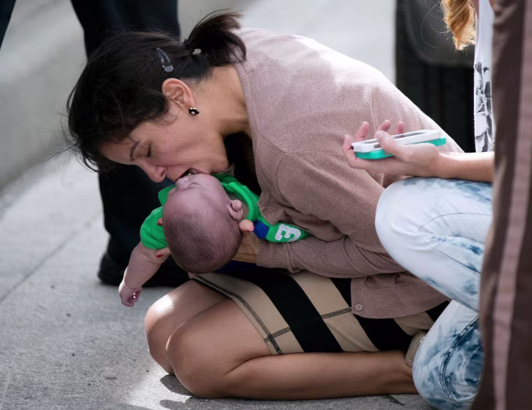 Image: Pamela Rauseo, 37, performs CPR on her nephew, five-month-old Sebastian de la Cruz