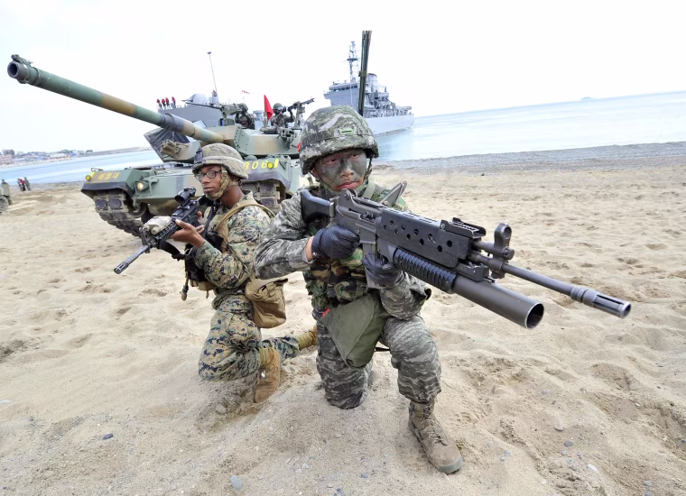 Image: South Korean marines (R) and US Marines (L) take position on a beach during a joint landing operation