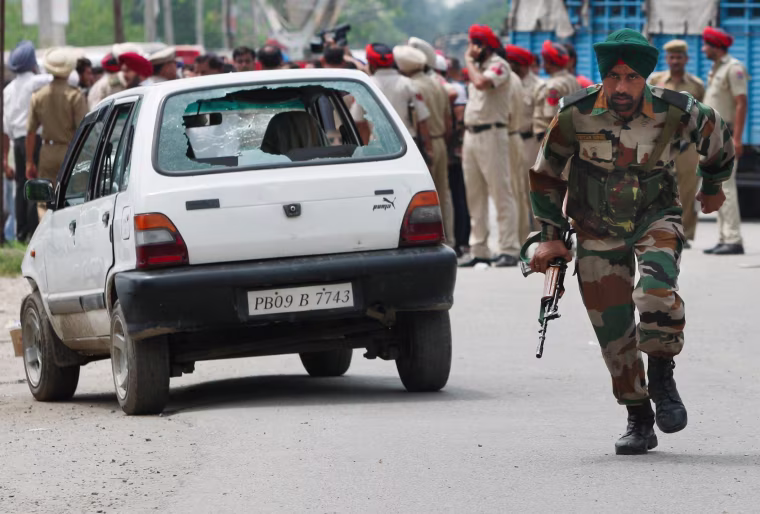Image: An Indian army soldier runs during a fight in the town of Dinanagar