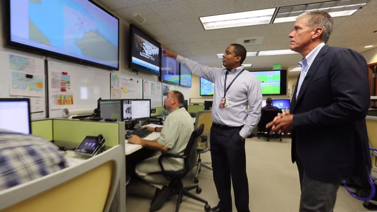 Royal Dutch Shell President Marvin Odum, right, at his company’s Anchorage operations center.