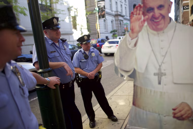 Image: Wider Image: Philadelphia's Pop-Up Pope