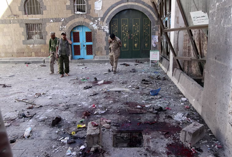 Image:Yemeni Huthi rebels check the Balili mosque in the capital Sanaa
