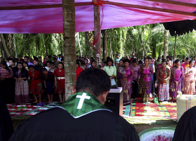 Image: Residents attend Sunday Mass after church was burned down