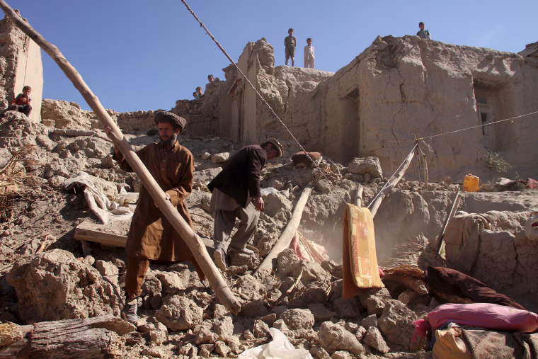 Image: Men look for their belongings after an earthquake, in Kishim district of Badakhshan province, Afghanistan