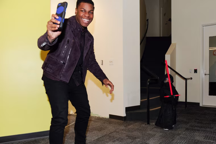 Image: John Boyega And Camila Alves On \"Extra\"