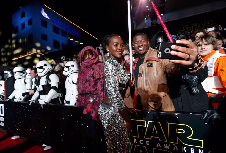 Image: Actress Lupita Nyong'o poses with a fan as she arrives at the premiere of \"Star Wars: The Force Awakens\" in Hollywood