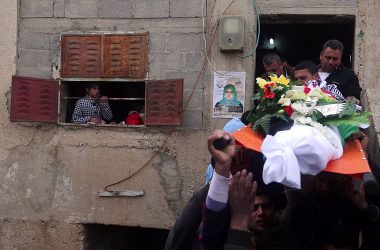 Image: Mourners carry the body of Palestinian woman Samah Abdullah