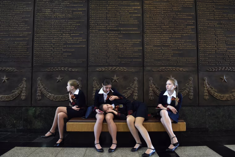 Image: Schoolgirls rest on a banquette at the Museum of the Great Patriotic War